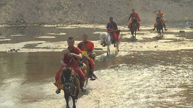 말을 타고 강을 건너는 탁발 승려들