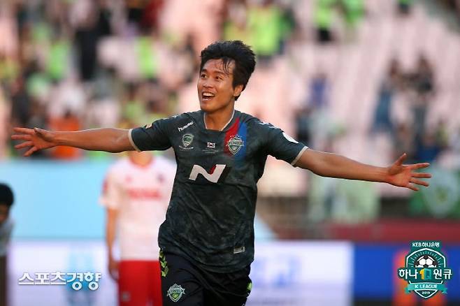 전북 이동국이 2일 전주월드컵경기장에서 열린 2019 하나원큐 K리그1 15라운드 상주 상무와 경기에서 후반 추가시간 전북 통산 200골을 달성한 뒤 환호하고 있다. 프로축구연맹 제공
