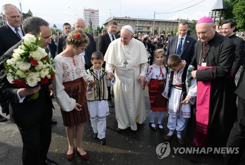 (AFP=연합뉴스) 몰도바와의 국경에 인접한 루마니아 북동부 도시 이아시를 방문한 교황이 현지 가톨릭 신자 가족과 환담하고 있다.
