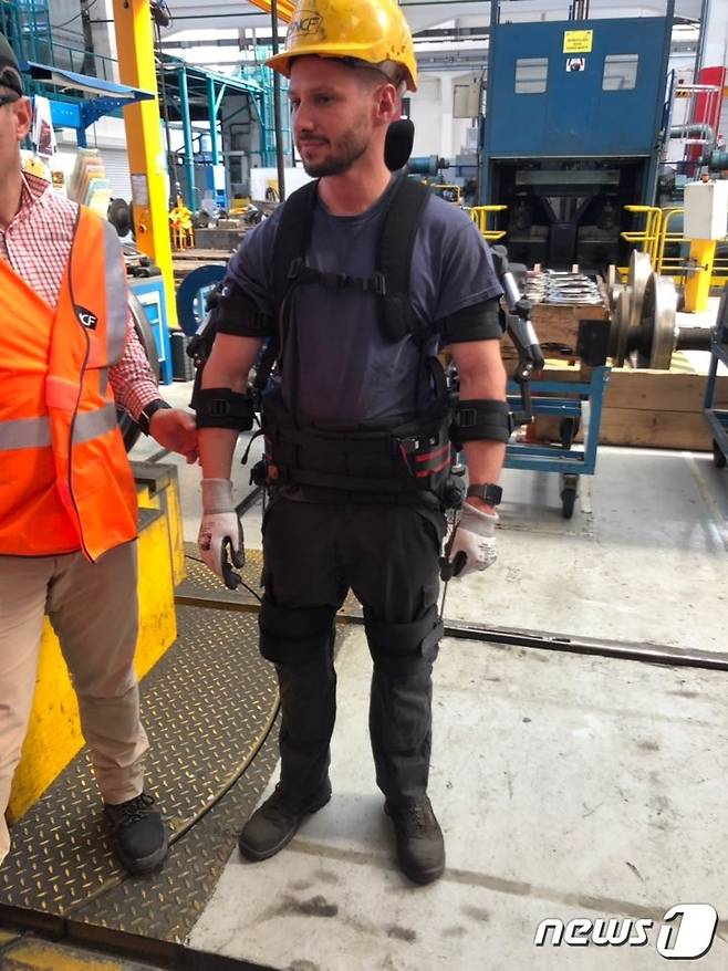 원격제어복을 입은 비샤임 챠랑 정비기지 현장 기술자 © 뉴스1