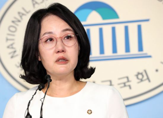 김현아 자유한국당 의원이 지난달 17일 서울 여의도 국회 정론관에서 한센병 환자 비하 발언을 사과하고 있다. 뉴시스