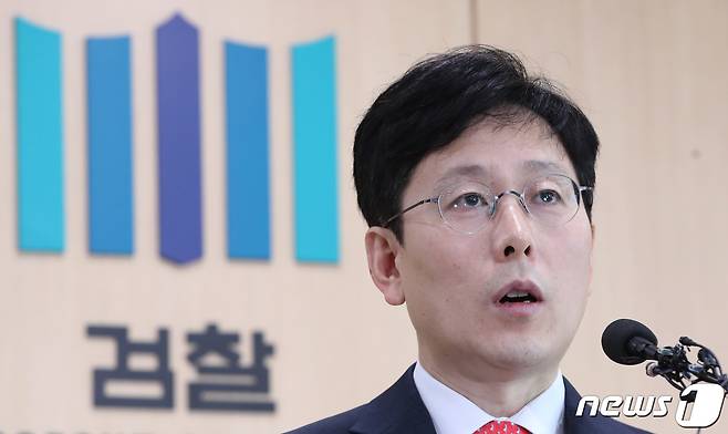 여환섭 법무부 검찰과거사위원회 수사권고 관련 수사단장이 4일 오전 서울 송파구 동부지방검찰청 대회의실에서 김학의 전 법무부 차관(63·사법연수원 14기)을 둘러싼 각종 의혹에 대한 중간수사결과를 발표하고 있다. 2019.6.4/뉴스1 © News1 박정호 기자