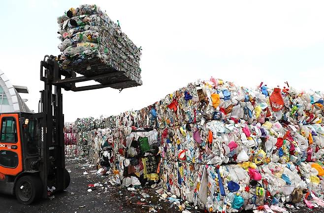 지난해 4월 중국이 폐자원 수입을 규제하면서 이른바 '쓰레기 대란'이 발생했다. 홍다경 대표는 환경운동을 시작하면서 이 사건이 가장 크게 와닿았다고 말했다. (사진=뉴스1)