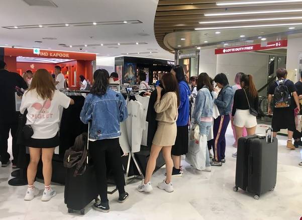 롯데백화점 본점 아크메드라비 매장 앞, 티셔츠 판매대가 보이지 않을 정도로 쇼핑객이 가득하다./김은영 기자
