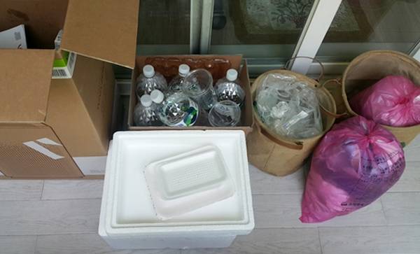 4인 가정이 하루에 버리는 쓰레기 양은 얼마나 될까? 3일 동안 나온 폐기 쓰레기가 10리터 봉투 2개다. 무게를 재어보니 약 8kg이다. 가족 1명 당 2kg을 버린 것이다.