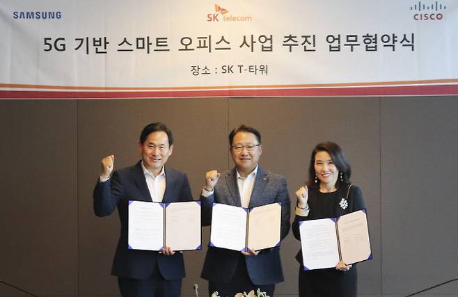 SK텔레콤 최일규 B2B사업단장(가운데)과 삼성전자 한국총괄 이현식 전무(왼쪽), 시스코 코리아 최지희 부사장(오른쪽)이 5일 5G 스마트오피스 사업 추진을 위한 업무협약을 체결했다. SK텔레콤 제공