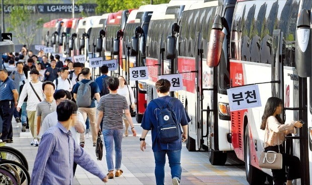 지난 4일 서울 마곡동 LG사이언스파크 앞에서 오후 5시30분 퇴근한 연구원들이 셔틀버스를 타러 가고 있다. 마곡동 일대는 이때부터 교통정체가 시작된다.  /허문찬 기자 sweat@hankyung.com