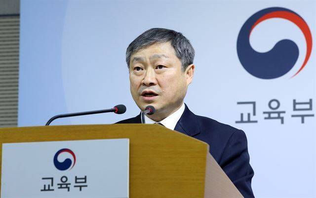 박백범 교육부 차관이 지난 3월 정부세종청사 교육부에서 ‘한 아이도 놓치지 않고 기초학력을 책임지겠다’는 내용의 기초학력 지원 내실화 방안을 발표하고 있다. 한국일보 자료사진