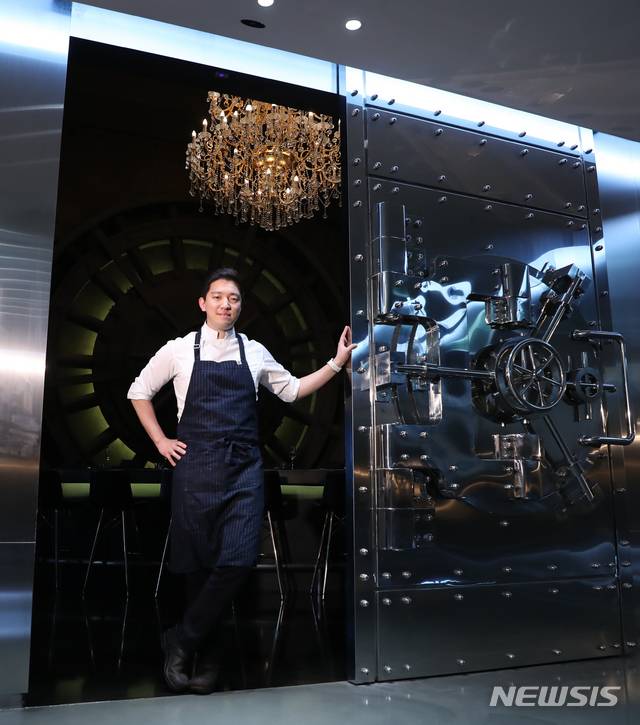 【서울=뉴시스】조수정 기자 = 스타셰프 김호윤이 9일 오후 자신이 운영하는 서울 강남구 삼성동 프라이빗 레스토랑 RIPE에서 뉴시스와 인터뷰에 앞서 포즈를 취하고 있다. chocrystal@newsis.com