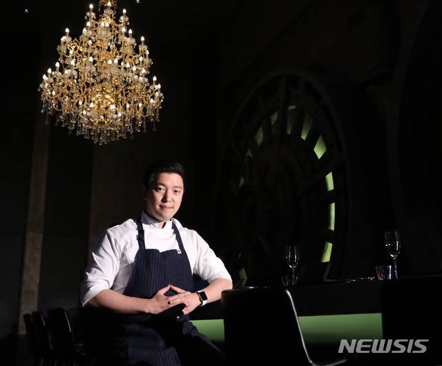 【서울=뉴시스】조수정 기자 = 스타셰프 김호윤이 9일 오후 자신이 운영하는 서울 강남구 삼성동 프라이빗 레스토랑 RIPE에서 뉴시스와 인터뷰에 앞서 포즈를 취하고 있다. chocrystal@newsis.com