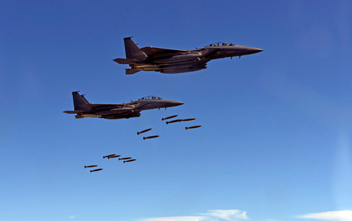 공군 F-15K 전투기 편대가 지상공격 훈련을 위해 폭탄을 표적을 향해 투하하고 있다. 공군 제공