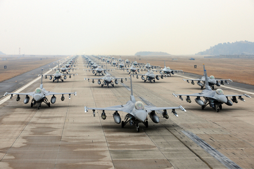 공군 KF-16 전투기들이 훈련을 위해 활주로에서 대기하고 있다. 공군 제공