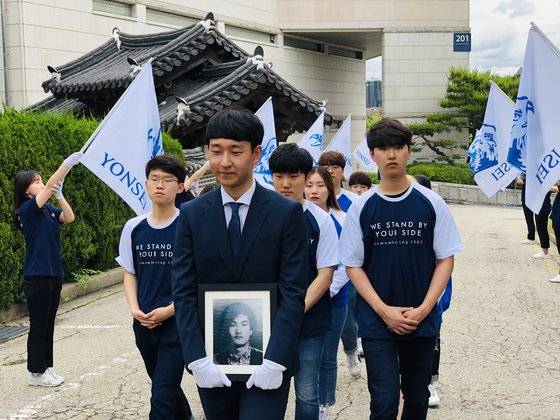 연세대학교 학생들이 고(故) 이한열 열사가 피격 당시 입었던 옷과 같은 디자인의 티셔츠를 입고 이한열 열사의 추모식에 참석했다. 남궁민 기자