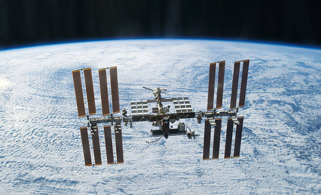 국제우주정거장(ISS)는 미세중력, 우주방사선 노출, 밀폐된 공간 등 지상과는 다른 특수한 환경을 갖췄다. 과학동아 제공
