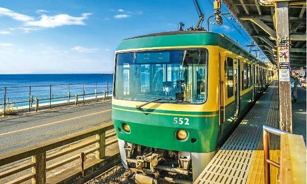 ① 바닷가 마을의 작은 역들을 잇는 가마쿠라의 교외 전차 ‘에노덴’