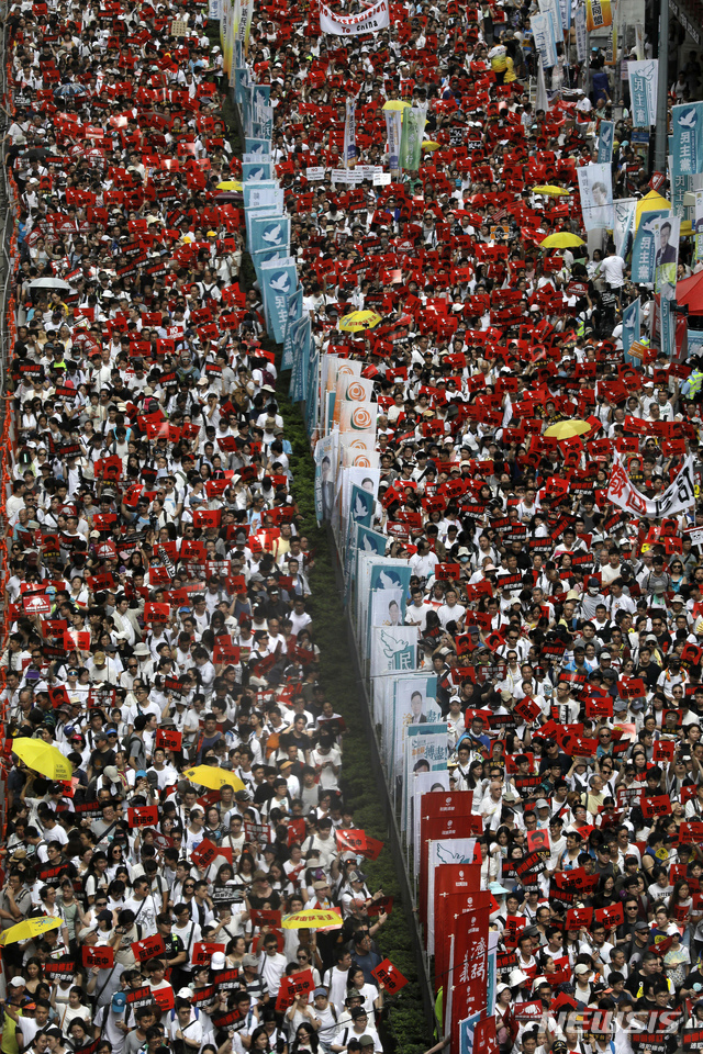 【홍콩=AP/뉴시스】홍콩에서 9일 범죄인 인도법 개정안에 반대하는 대규모 반대 시위가 벌어지고 있다. 2019.06.09