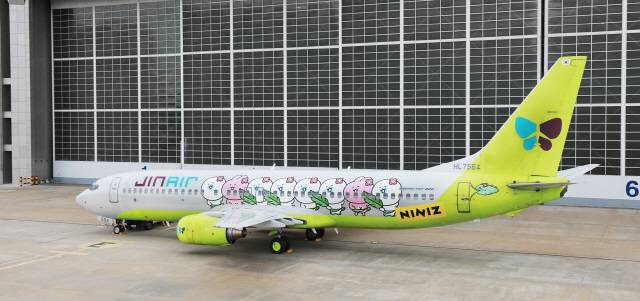 진에어가 카카오 니니즈 캐릭터를 새겨 넣은 ‘플라잉 니니즈’ 래핑 항공기를 띄운다. B737-800 항공기 동체에 ‘스카피’ ‘앙몬드’ 등 니니즈 캐릭터가 나란히 서서 흥겹게 춤을 추고 있는 모습을 배치했고 수직 꼬리 날개 쪽 하단에는 공룡 ‘죠르디’ 캐릭터가 래핑됐다. /사진제공=진에어
