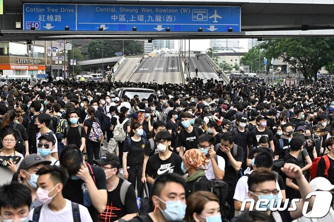 홍콩 시민들이 12일 아침 일찍부터 도로를 점거하고 시위에 돌입했다. © AFP=뉴스1