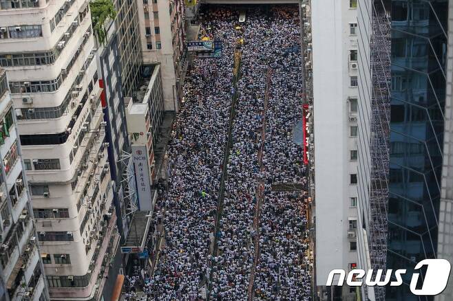 9일 (현지시간) 홍콩에서 중국과 범인 인도 협정 개정 반대하는 시민들이 대규모 시위를 벌이고 있다. 정치범도 범인 인도 대상에 포함될 것을 우려하는 시민들의 이날 시위에는 1997년 중국 반환 이후 최대 규모인 약 100만 명이 참여했다. © AFP=뉴스1 © News1 우동명 기자