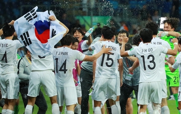 에콰도르전 승리를 축하하는 U-20 축구대표팀. /연합뉴스