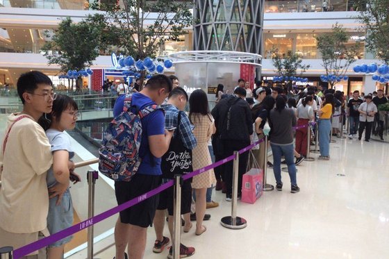 최근 중국 상하이에 문을 연 사탕제조업체 ‘관성위안‘의 밀크티 팝업매장에 고객들이 줄을 길게 늘어 서 있다. [홍콩 SCMP 캡처]