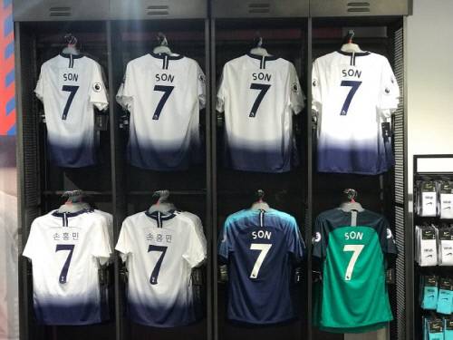 영국 런던에 위치한 토트넘의 메가스토어에는 손흥민의 유니폼이 판매대의 8칸을 차지하고 있다. 제공 | 양송희 씨