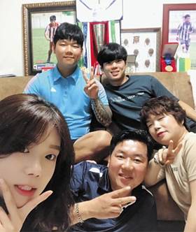 3대(代) 축구 가족의 막내 아들인 최준(윗줄 오른쪽부터 시계 방향)과 그의 어머니, 아버지, 누나, 형이 함께 포즈를 취한 모습. /최준 가족