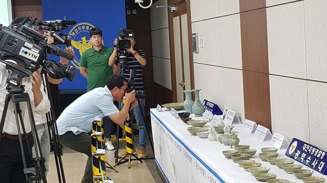 13일 대전경찰청에서 공개된 신안 해저 도굴유물들의 모습. 취재진이 영상과 사진을 찍고있다.