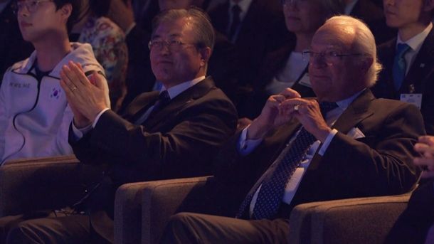 문재인 대통령(좌)과 칼 구스타프 16세 스웨덴 국왕이 에릭슨 스튜디오에서 개최된 e스포츠 친선전을 참관했다.(사진=네이버TV)
