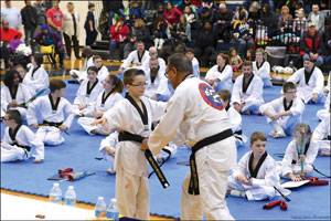 정순기 월드클래스 관장이 승단 심사를 하고 있다. 수련생의 30%가 성인이다. / 정순기 제공