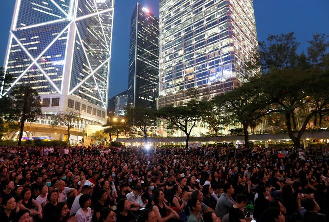 ‘범죄인 인도 조례’ 제정에 반대하는 홍콩 시민들이 14일 시위를 하고 있다. 로이터/연합뉴스