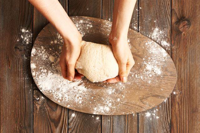 물과 소금, 효모, 밀가루 등 4가지만 있으면 빵을 만들 수 있다. 게티이미지뱅크