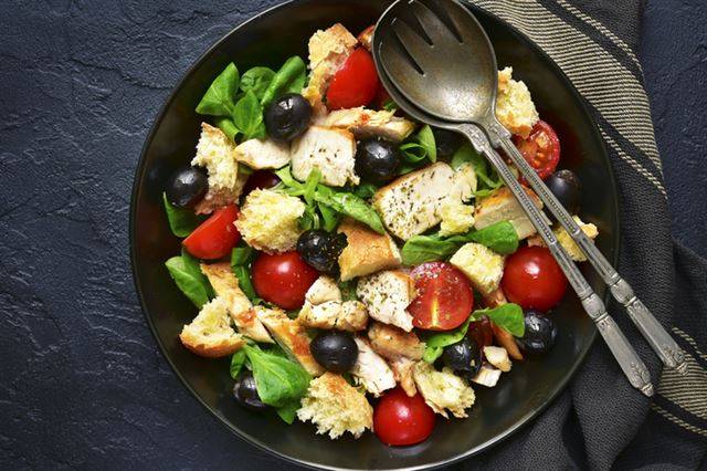 담백한 빵을 숭덩숭덩 잘라 토마토, 올리브 등 다양한 채소와 곁들이면 훌륭한 한 끼 요리가 된다. 게티이미지뱅크