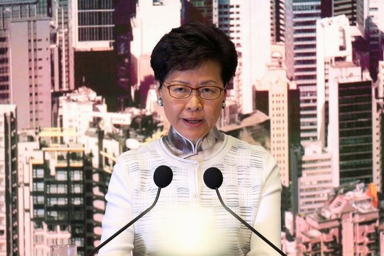 케리 람 홍콩특별행정구 행정장관은 15일 긴급 기자회견을 열고 "범죄인 인도법 추진을 잠정 중단한다"고 발표했다. 100만 홍콩인 시위에 굴복한 것이다. [로이터=연합뉴스]