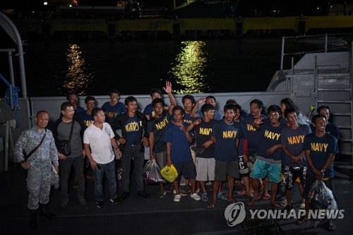 중국 선박의 충돌로 물에 빠졌다가 구조된 필리핀 선원들 [EPA=연합뉴스 자료사진]