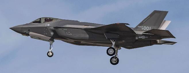 한국 공군에 처음으로 인도된 F-35A.