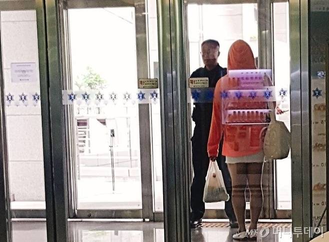 14일 오후 분홍색 후드티셔츠와 흰 치마를 입은 20대 남성이 숙명여대 화장실 등에 들어간 혐의로 경찰에 붙잡혔다. /사진=인터넷 커뮤니티 캡처