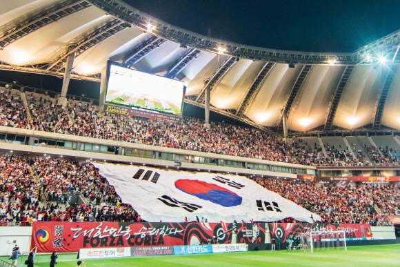 서울에서도 “졌잘싸 대한민국” - 국제축구연맹(FIFA) 20세 이하(U20) 월드컵 결승전을 응원하기 위해 16일 서울월드컵경기장에 모인 관중들이 경기가 시작되기 직전 대형 태극기를 들어 올리고 있다. 류재민 기자 phoem@seoul.co.kr 서울에서도 “졌잘싸 대한민국” - 국제축구연맹(FIFA) 20세 이하(U20) 월드컵 결승전을 응원하기 위해 16일 서울월드컵경기장에 모인 관중들이 경기가 시작되기 직전 대형 태극기를 들어 올리고 있다. 류재민 기자 phoem@seoul.co.kr