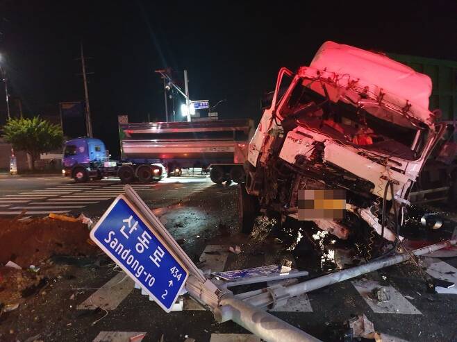 충남 아산시 음봉면 산동사거리에서 45인승 버스와 27t 화물차량이 충돌해 2명이 숨지고 32명이 다치는 사고가 발생했다. 사진은 사고현장 모습. <연합뉴스>