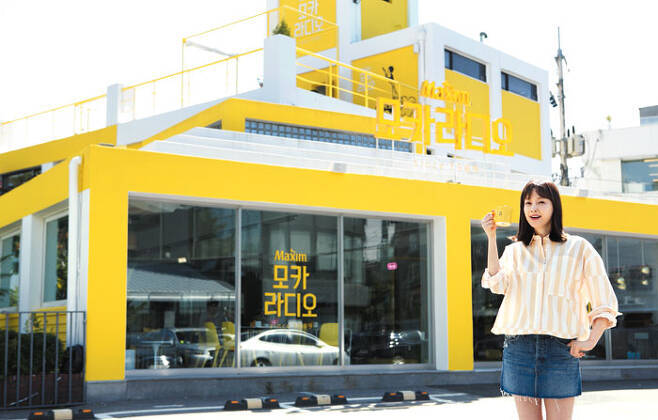 배우 이나영씨가 동서식품이 최근 서울 마포구 합정동 인근에 오픈한 팝업 카페 '모카라디오'를 소개하고 있다. / 동서식품 제공