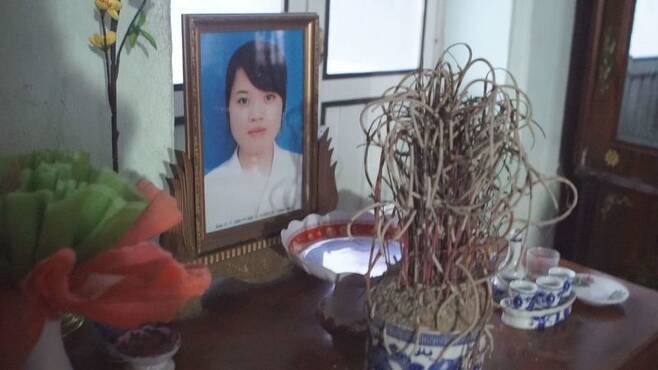 베트남 타이응우옌 삼성전자 공장에서 일하다 숨진 르우티타인떰의 영정 사진. 딸이 떠난 지 3년이 다 되어 가지만 아버지는 여전히 딸의 영정을 붙들고 있다. 조소영 <한겨레티브이> 피디