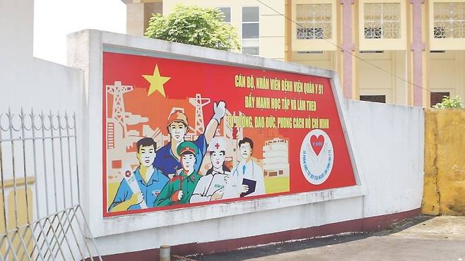 떰이 숨진 타이응우옌 군병원 입구.(아래) 군병원 의사는 <한겨레>에 “삼성 공장 노동자의 죽음에 대해 말할 수 있는 게 없다”며 취재를 거부했다. 조소영 <한겨레티브이> 피디