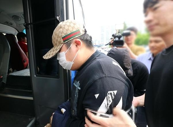 19일 오전 친구를 때려 숨지게 한 혐의를 받는 10대 피의자가 명품 모자를 쓴 채 광주 북부경찰서에서 호송차에 오르고 있다. /연합뉴스