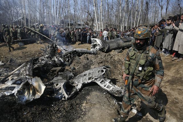 지난 2월 27일 파키스탄령 카슈미르 부드감 지역에서 군인들과 시민들이 이날 파키스탄군에 의해 격추된 인도 공군기 앞에 모여 있다. 카슈미르=AP 연합뉴스