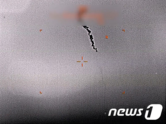 20일(현지시간) 미군이 제공한 감시 비디오에서 무인기가 호르무즈 해협 상공에서 격추되는 것이 보이고 있다. © 로이터=뉴스1