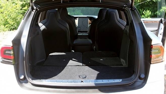 모델 X의 1열은 단순미와 절제미가 넘친다. 조작 버튼이 너저분하지 않고 17인치 액정표시장치(LCD) 외에는 버튼도 없다.