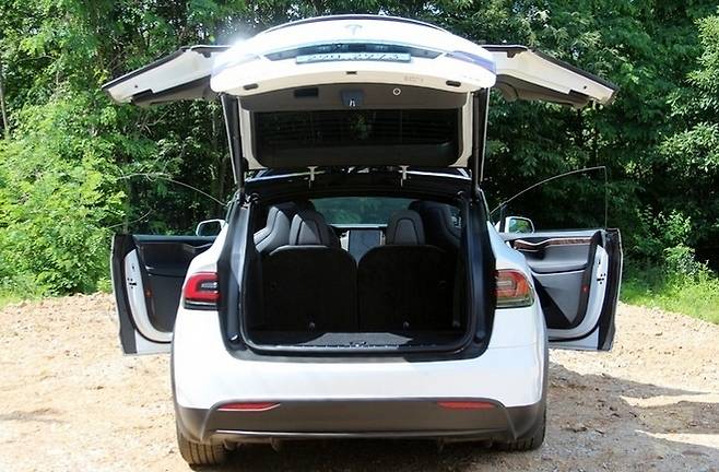 앞쪽 휀다 부근에는 카메라가 있어, 차량 주변을 실시간으로 계기판에 투영한다. 2열 중앙에는 콘솔함이 있고, 콘솔함 대신 시트가 들어서면 7인승이 된다.