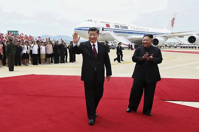시진핑 중국 국가주석(왼쪽)이 20일 평양 순안공항에 도착해 인사하고 있다. 김정은 북한 국무위원장이 공항에 직접 나와 맞이했다. 평양/신화 연합뉴스