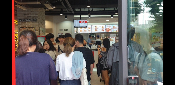 고객들이 지난 19일 서울 동대문구 이문동 KFC한국외대점에서 ‘닭껍질튀김’을 주문하기 위해 길게 줄을 서있다.(사진=KFC코리아)