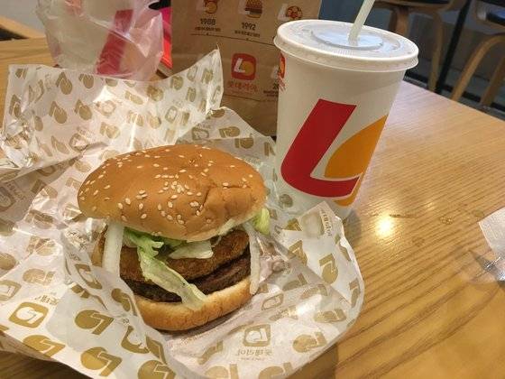 롯데리아가 지난 11일 출시한 국내 첫 식물 패티 햄버거 '리아 미라클버거'. 패티만 식물 성분으로 만들었다. 빵에는 우유, 마요네즈‧불고기 소스엔 달걀‧쇠고기유지가 들어있다. 고석현 기자